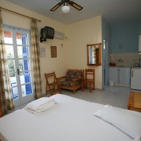 Idroussa Apartment Batsi  Ruang foto