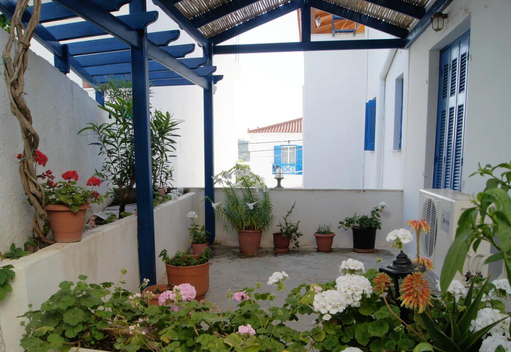 Idroussa Apartment Batsi  Bagian luar foto