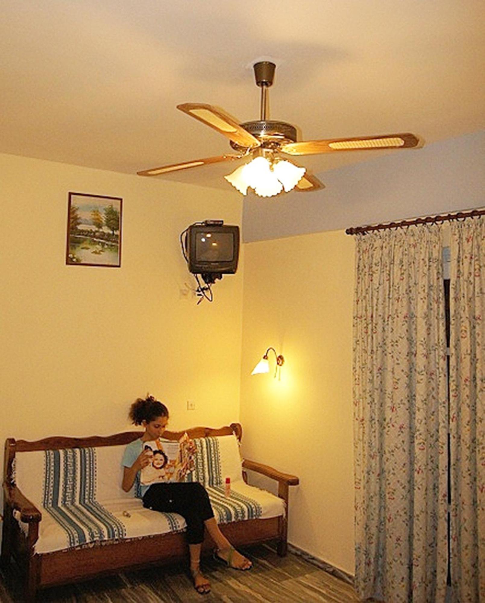 Idroussa Apartment Batsi  Ruang foto